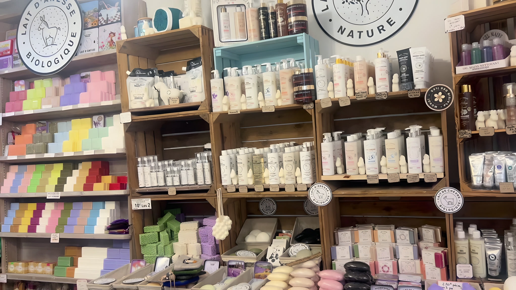 Le rayon lait d'ânesse biologique : savons, crèmes et laits corporels en caisses de bois
