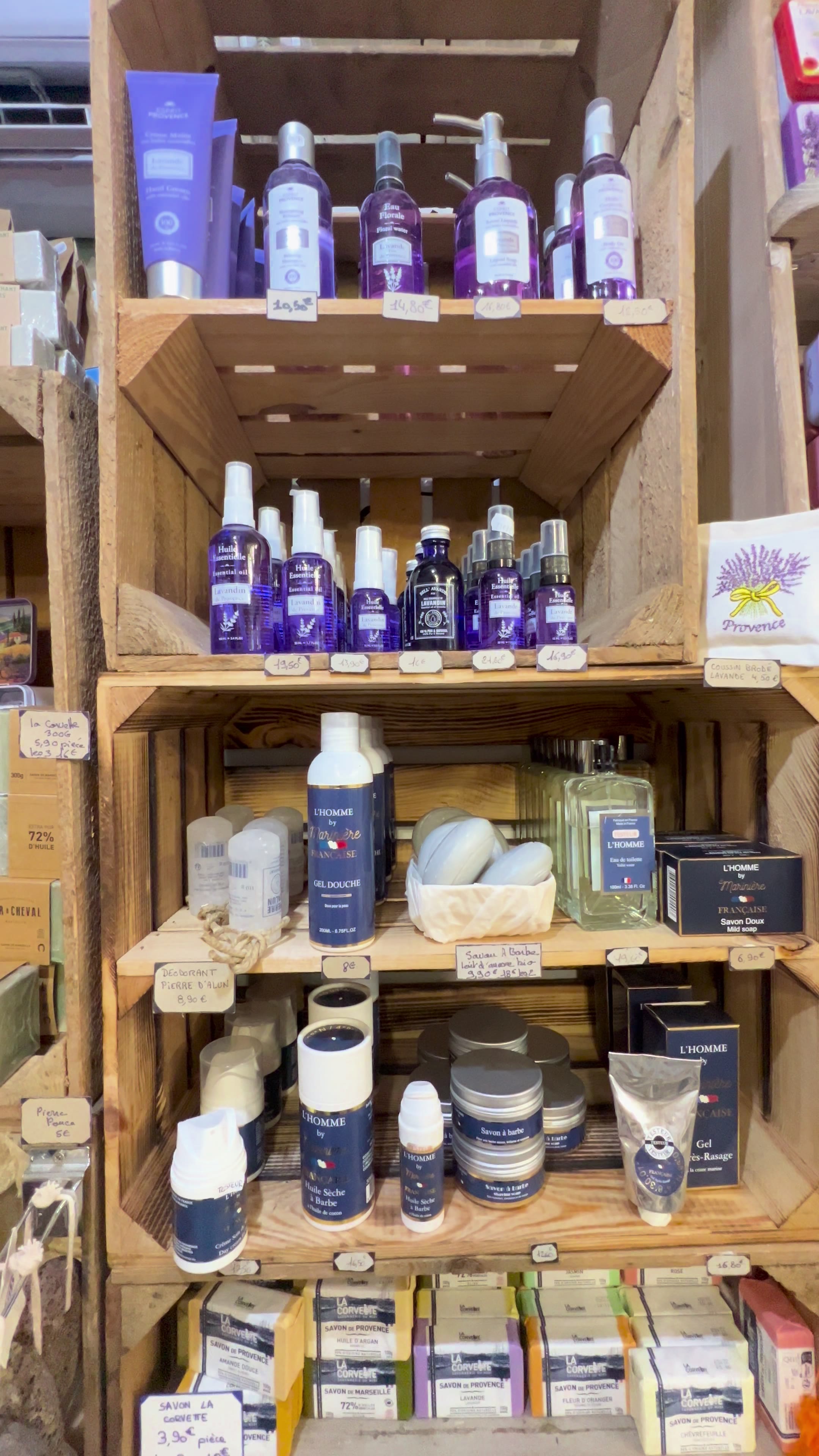 Le rayon lavande de la boutique : huiles essentielles et soins à la lavande de Provence