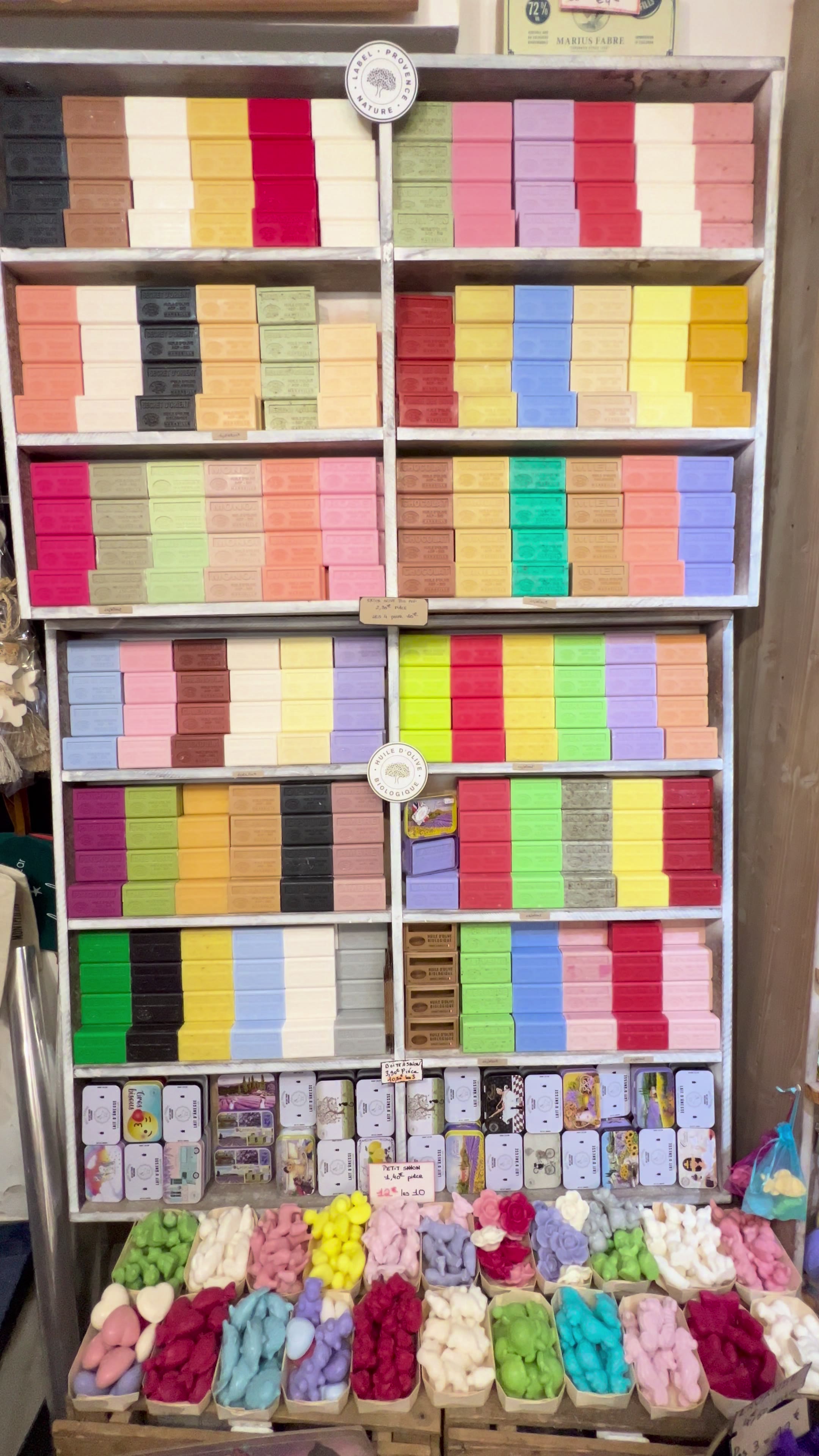Le mur de savons de Marseille multicolores de la boutique La Provence — Savons & Souvenirs