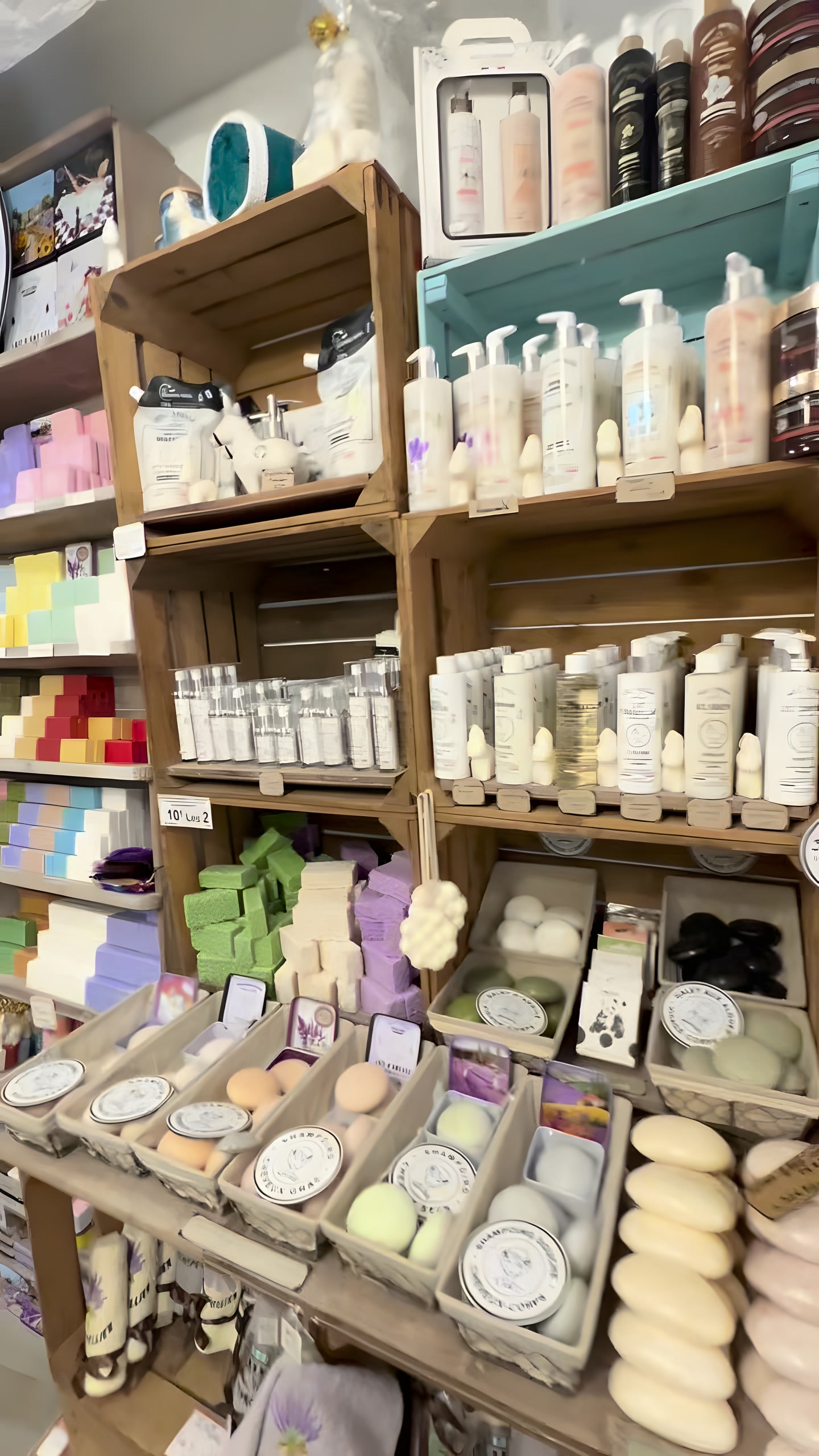 Paniers de savons-shampoings ronds présentés sur la table centrale de la boutique